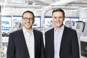 Dominik Seel and Harald Heinz (r.) form the management of HESS Cash Systems in Casino International magazine