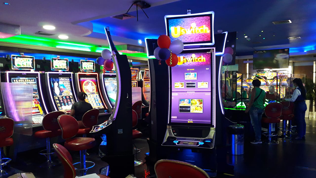 IGT installs USwitch in Colombia on CrystalCurve cabinet